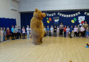 Miś tańczy dla dzieci.