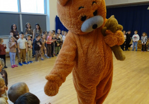 Miś wita się z dziećmi.