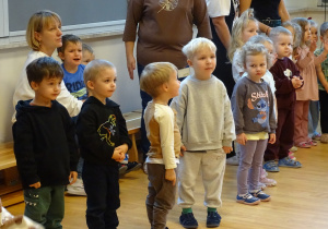 Dzieci podczas zabaw z misiami.