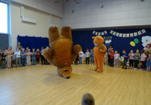 Miś stoi na głowie.