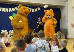 Misie bawią się z dziećmi.