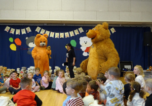 Misie bawią się z dziećmi.