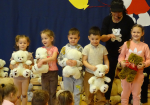 Dzieci podczas konkurencji z misiami.