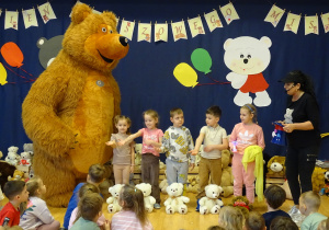 Dzieci wróżą z misiem.