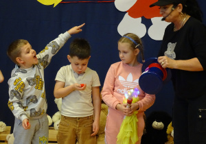 Dzieci wróżą z misiem.