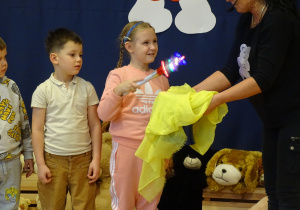 Dzieci wróżą z misiem.