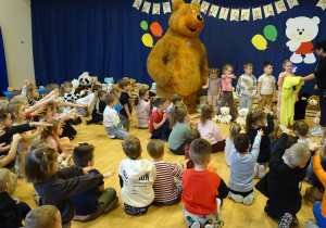 Dzieci wróżą z misiem.