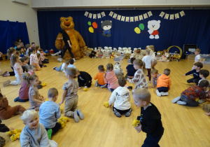 Dzieci podczas zabaw z misiami.