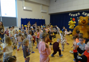 Dzieci podczas zabaw z misiami.