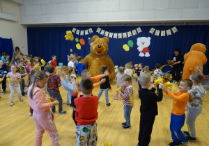 Dzieci podczas zabaw z misiami.