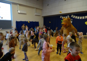 Dzieci podczas zabaw z misiami.