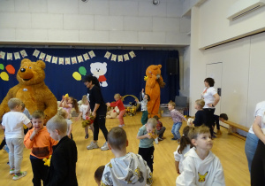 Dzieci podczas zabaw z misiami.