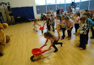 Konkurencja z taczkami.