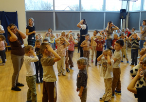 Zabawa z pokazywaniem.