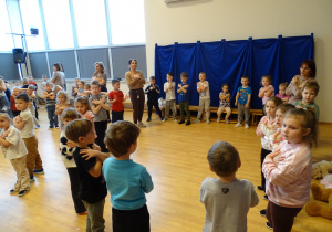 Zabawa muzyczna z pokazywaniem.