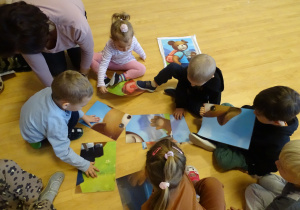 Dzieci układają obrazek Misia Uszatka.