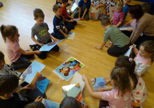 Dzieci układają obrazek Misia Uszatka.