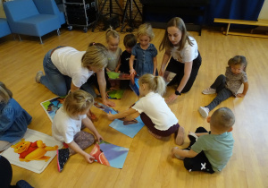 Dzieci składają obrazek z części.