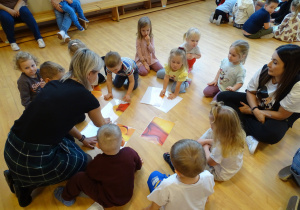 Dzieci składają obrazek z części.