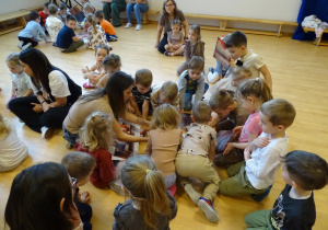 Dzieci składają obrazek z części.