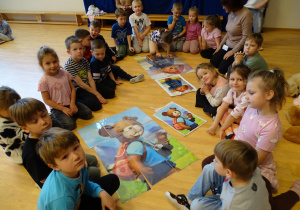 Dzieci ze swoim obrazkiem.