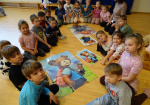 Dzieci ze swoim obrazkiem.