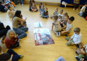 Dzieci ze swoim obrazkiem.