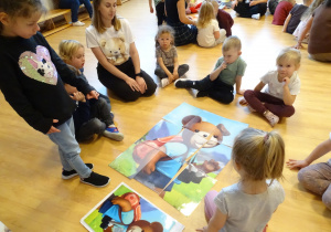 Dzieci z obrazkiem Misia Uszatka.