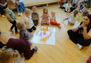 Dzieci z obrazkiem Kubusia Puchatka.