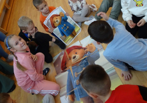 Dzieci z obrazkiem Misia Paddingtona.