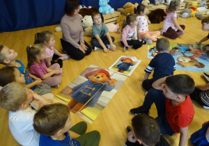 Dzieci z obrazkiem Misia Paddingtona.