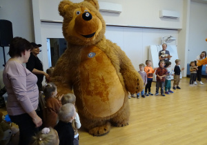 Miś podczas zabaw z dziećmi.