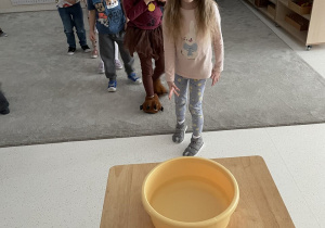 Zabawa - celowanie monetą do studni.