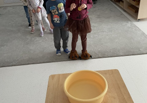 Dziewczynka rzuca monetą.