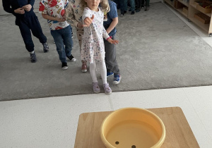 Dziewczynka rzuca monetą.