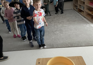 Chłopiec rzuca monetą.