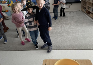 Chłopiec rzuca monetą.