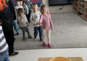 Dziewczynka rzuca monetą.