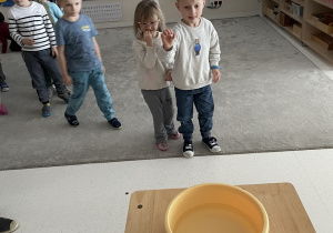 Chłopiec rzuca monetą.