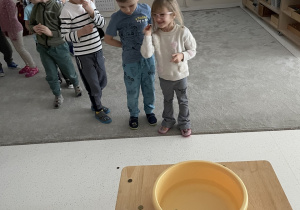 Dziewczynka rzuca monetą.