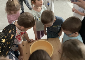 Dzieci sprawdzają ile monet wpadło do wody.