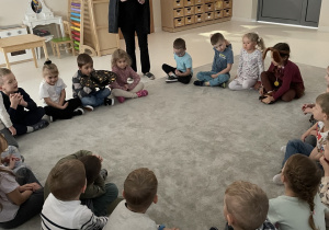 Dzieci losują serduszka z imionami symaptii.