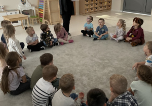 Dzieci losują serduszka z imionami symaptii.