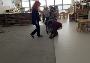 Wróżba - przekładanie butów.