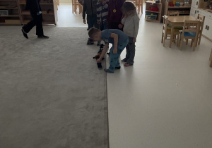 Dzieci przekładają swoje buty.