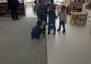 Dzieci przekładają swoje buty.