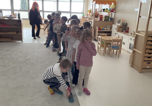 Dzieci przekładają swoje buty.