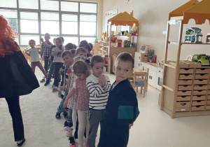 Dzieci przekładają swoje buty.