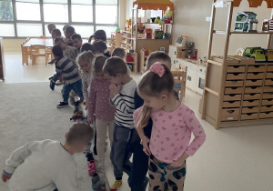 Dzieci przekładają swoje buty.