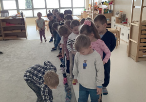 Dzieci przekładają swoje buty.